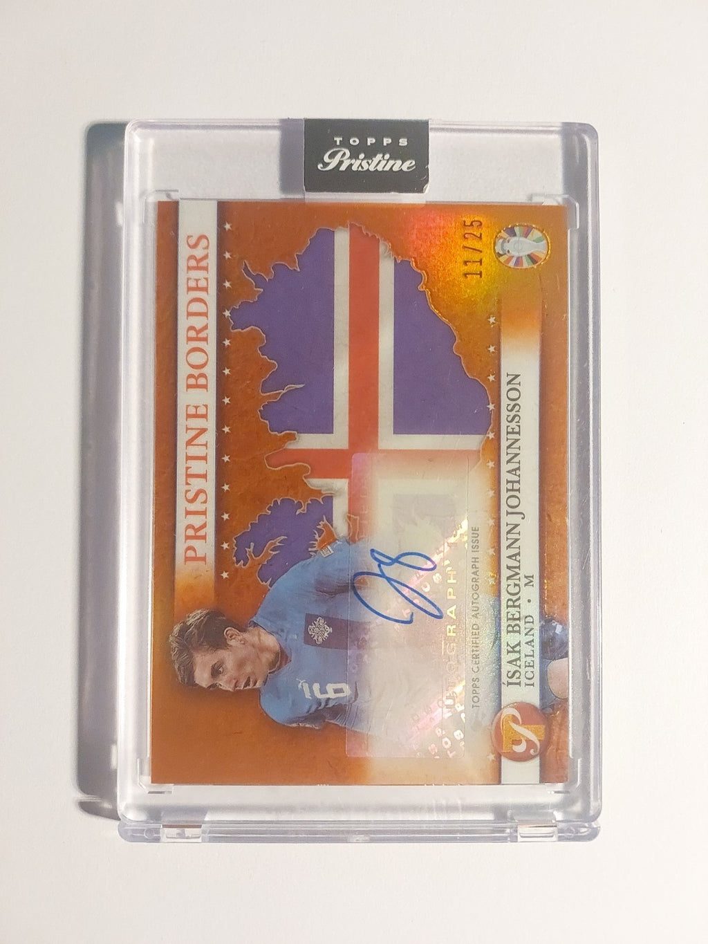 Topps Pristine 2023 Isak Bergmann Johannesson Island Auto Parallel 11/25 + Case – Bild 2