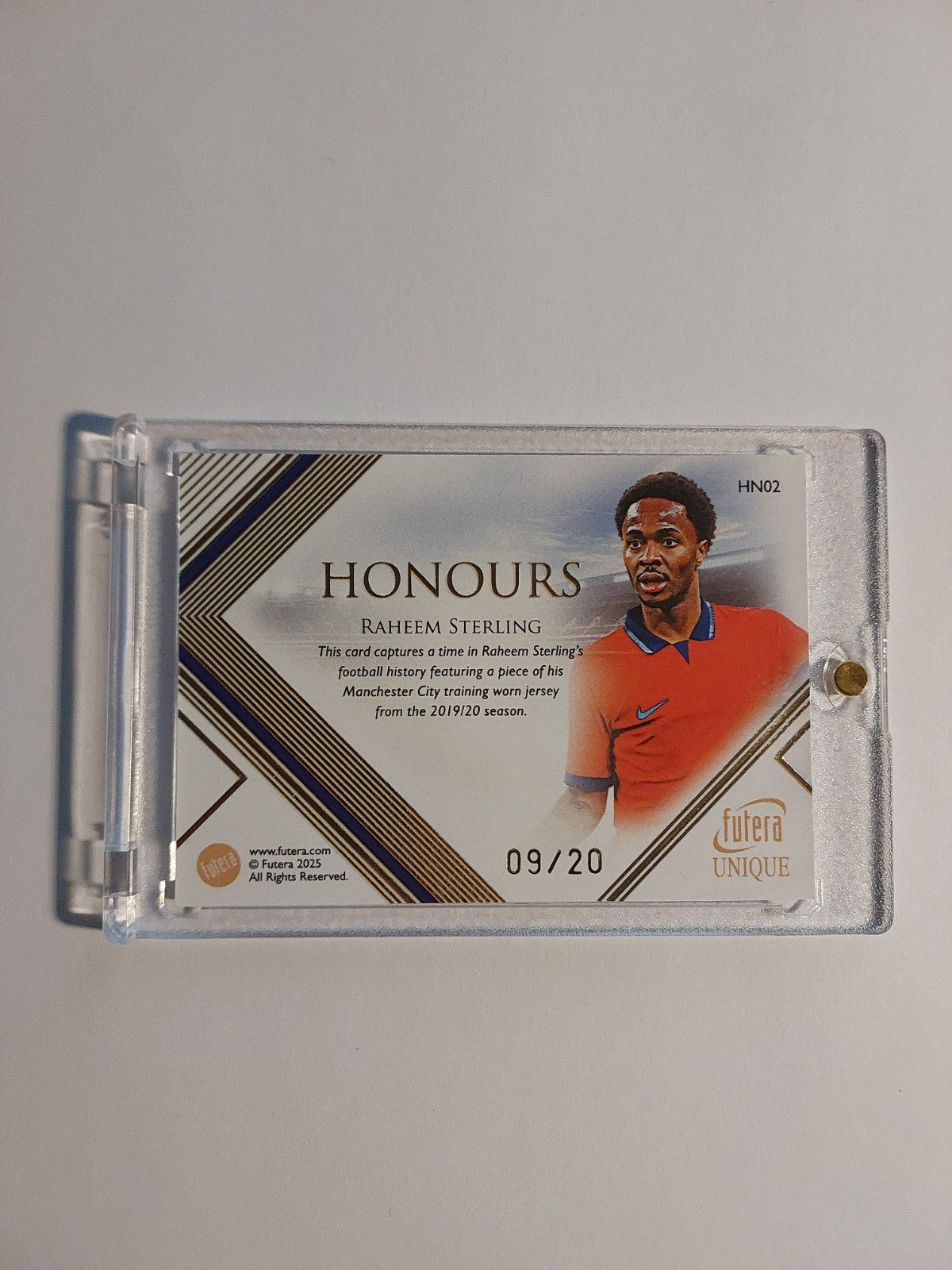 Futera Unique 2025 Raheem Sterling Patch Relic England Chelsea Parallel 9/20 – Bild 2