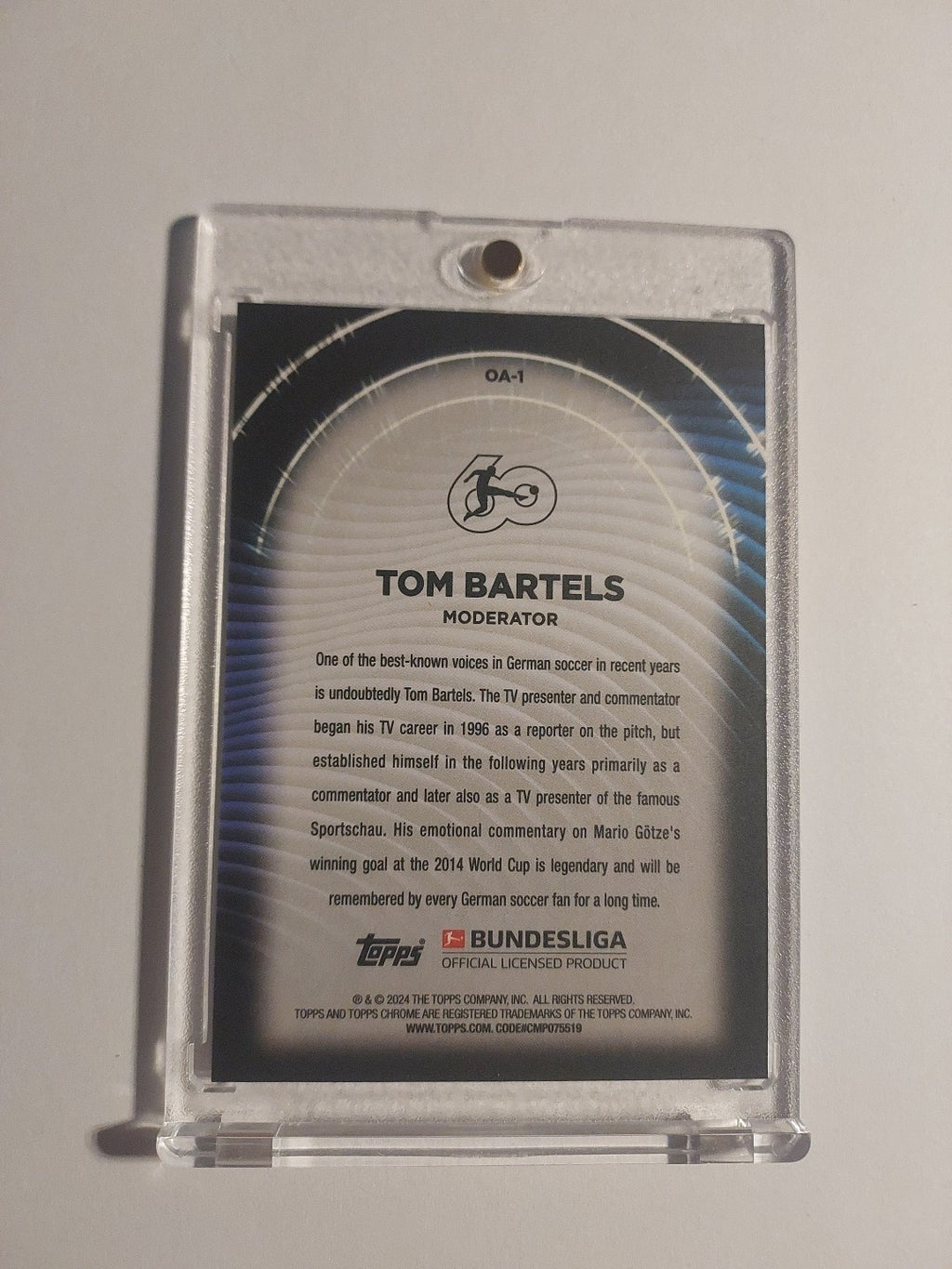 Topps 60 Jahre Bundesliga 2023-24 Tom Bartels Bundesliga Legende Parallel Hit – Bild 2