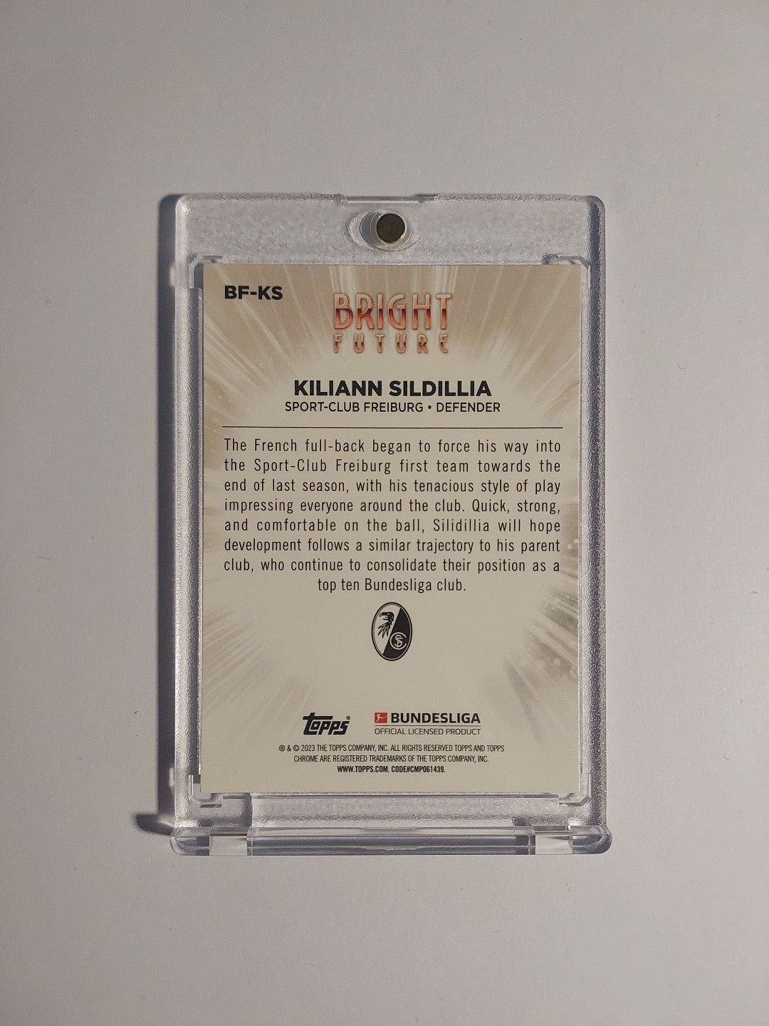 Topps Bundesliga 2022-23 Kiliann Sildillia Freiburg Parallel Refractor Rookie – Bild 2