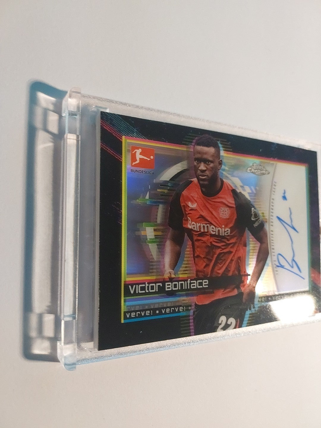 Topps Bundesliga 2024-25 Victor Boniface Auto Leverkusen Verve Parallel Case Hit – Bild 2