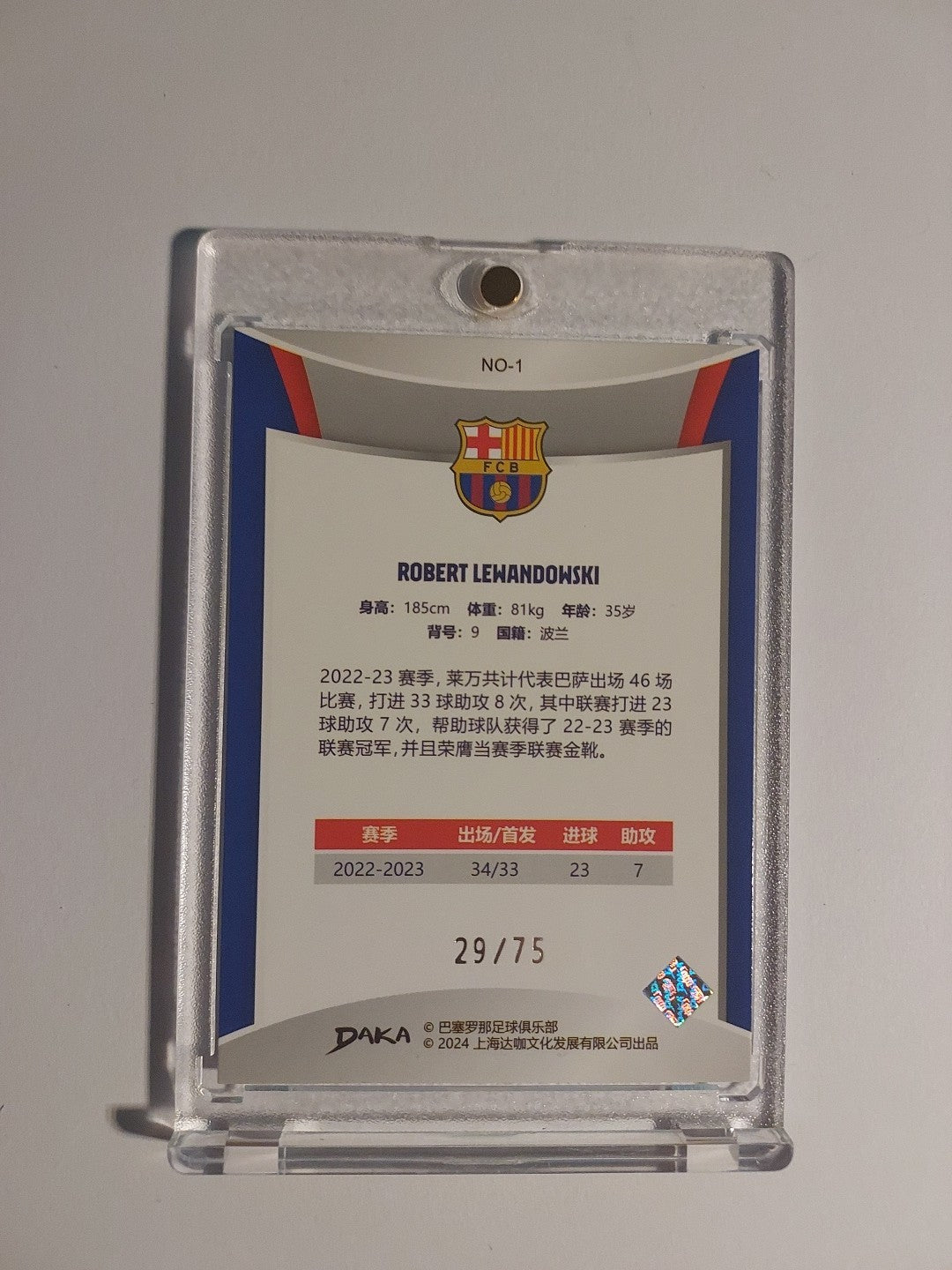 Topps Daka 2023-24 Robert Lewandowski Holocene Barcelona Parallel Numbered 29/75 – Bild 2