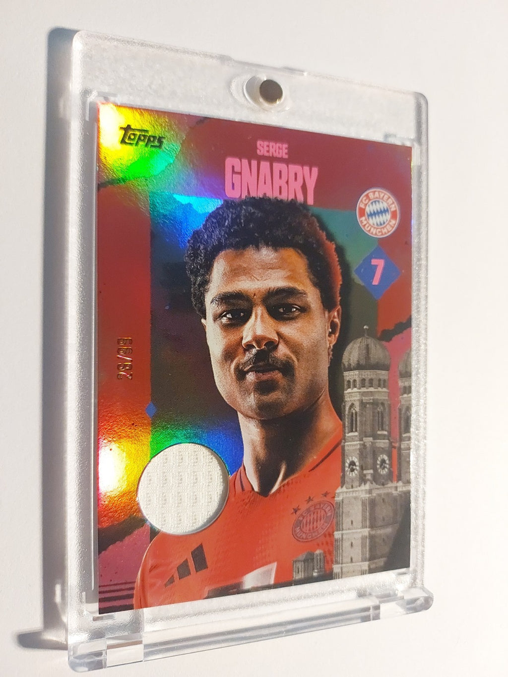 Topps Bayern München 2024-25 Serge Gnabry Patch Relic Parallel 26/99 Refractor – Bild 2