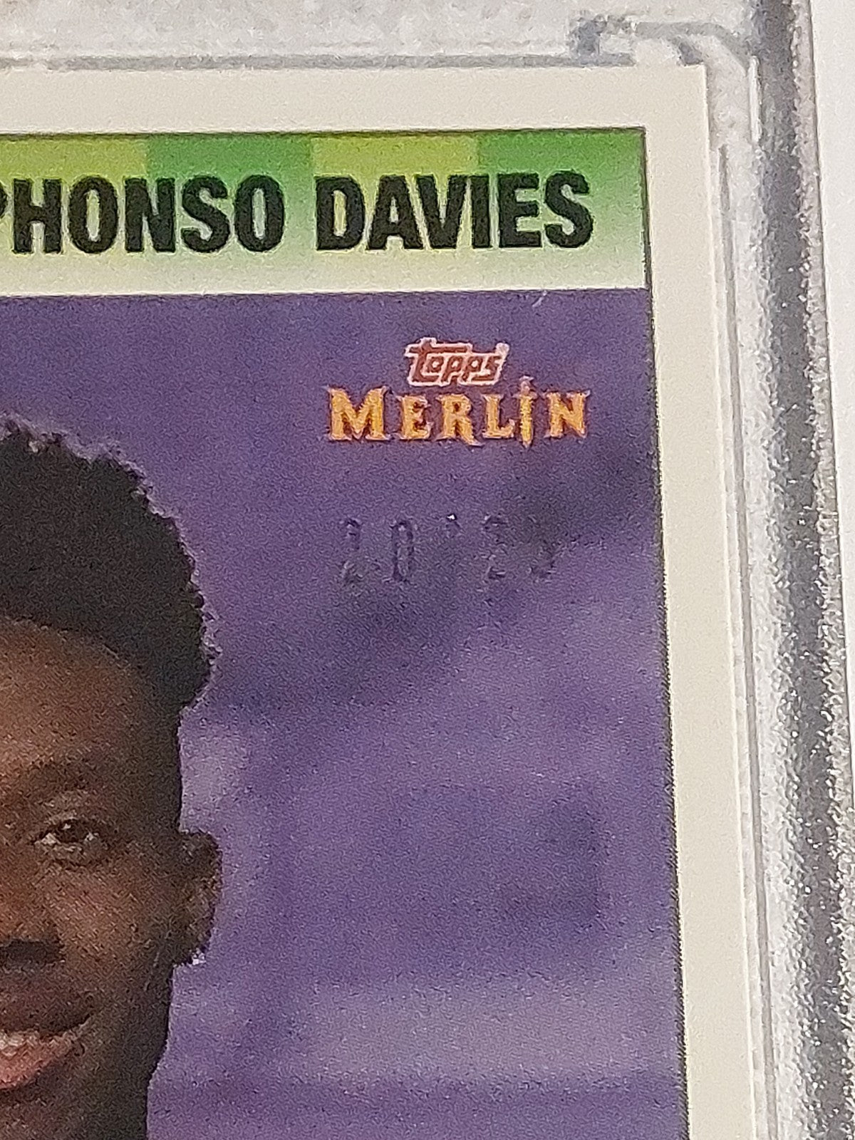Topps Merlin 2020-21 Alphonso Davies Bayern München Parallel 20/25 Ultra Rare – Bild 2