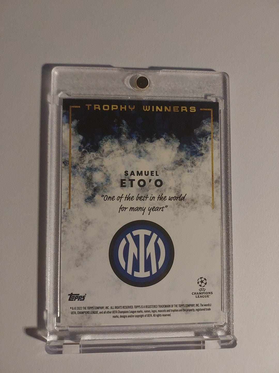 Topps UCC 2021-22 Samuel Eto'o Inter Mailand Trophy Winners Parallel Insert Hit – Bild 2