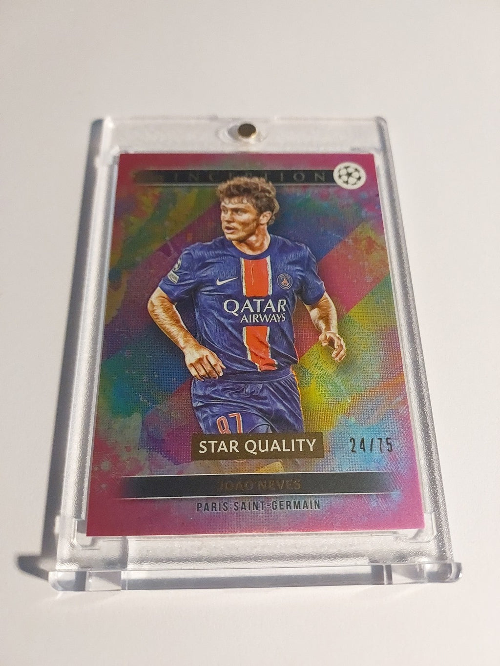 Topps Inception 2025-26 Joao Neves Paris Saint-Germain Parallel 24/75 Ultra Rare – Bild 2