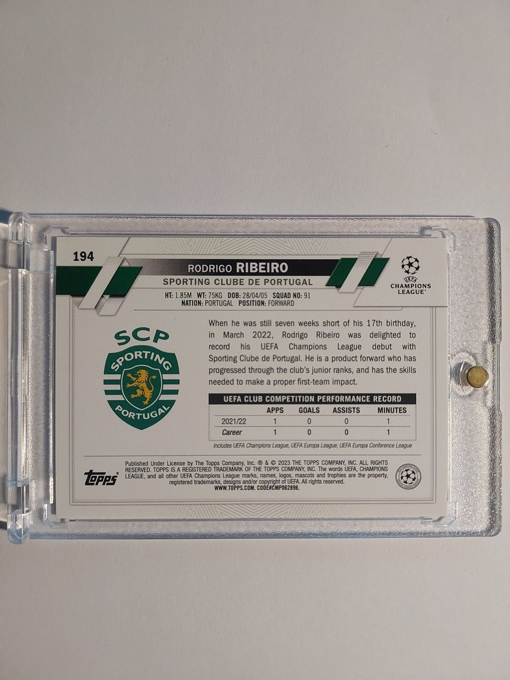 Topps UCC 2022-23 Rodrigo Ribeiro Sporting 1st Edition Parallel Rookie Refractor – Bild 2