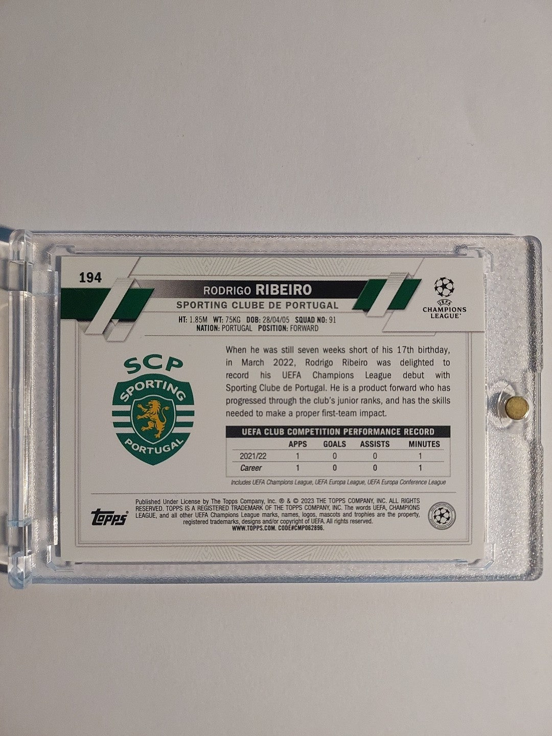 Topps UCC 2022-23 Rodrigo Ribeiro Sporting 1st Edition Parallel Rookie Refractor – Bild 2