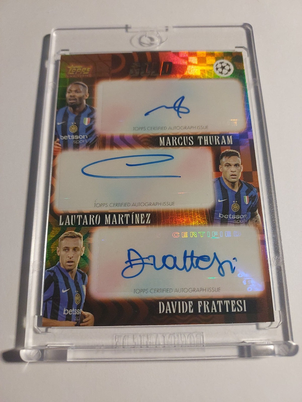 Topps Gold 2024-25 Thuram & Martinez & Frattesi Tripple Auto Inter Parallel 2/5 – Bild 2