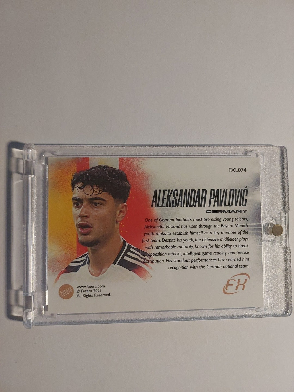Futera Unique 2024-25 Aleksandar Pavlovic Deutschland Bayern München Parallel – Bild 2