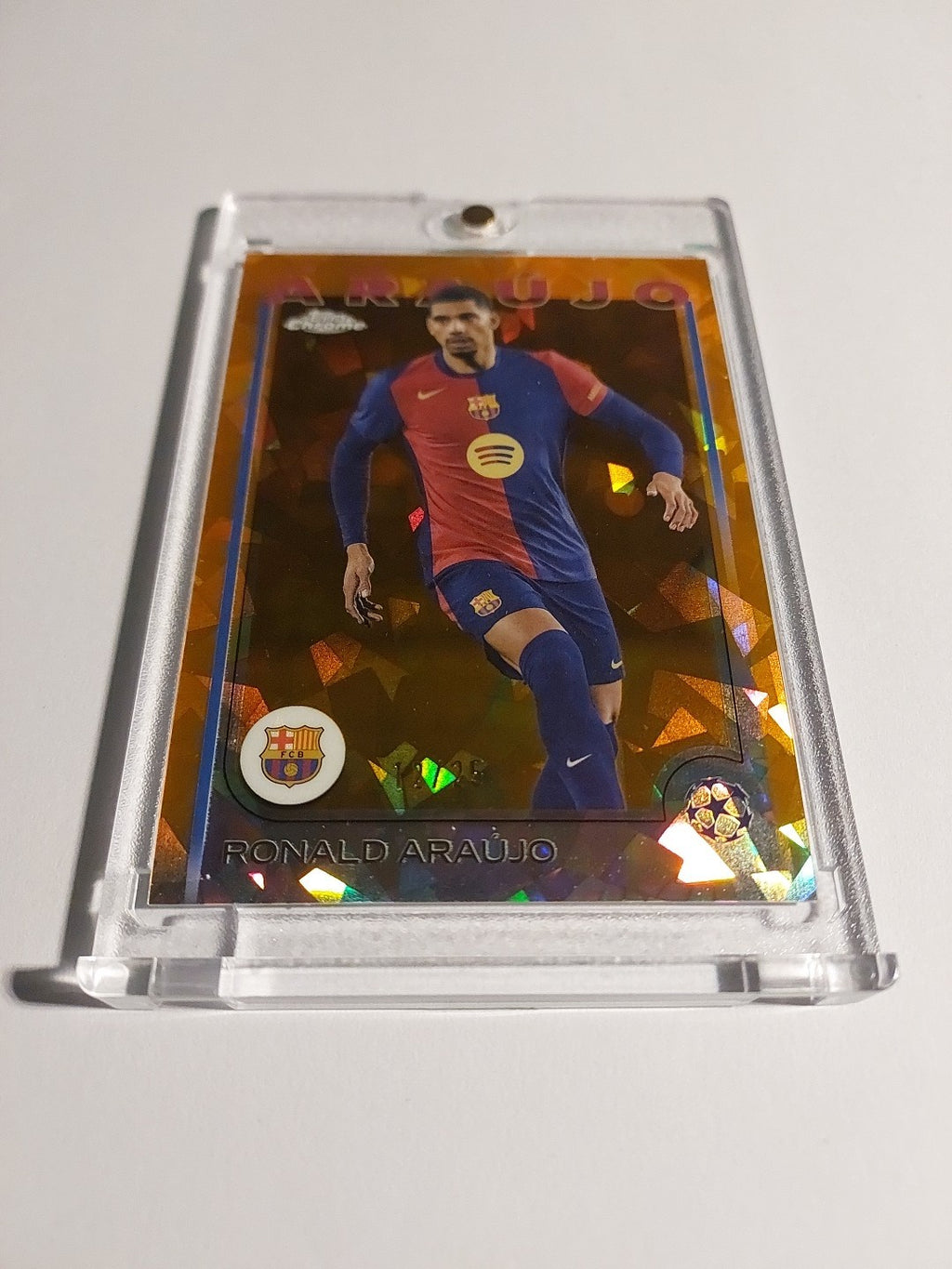 Topps UCC Flagship 2024-25 Ronald Araujo Barcelona Parallel 12/25 Refractor Rare – Bild 2