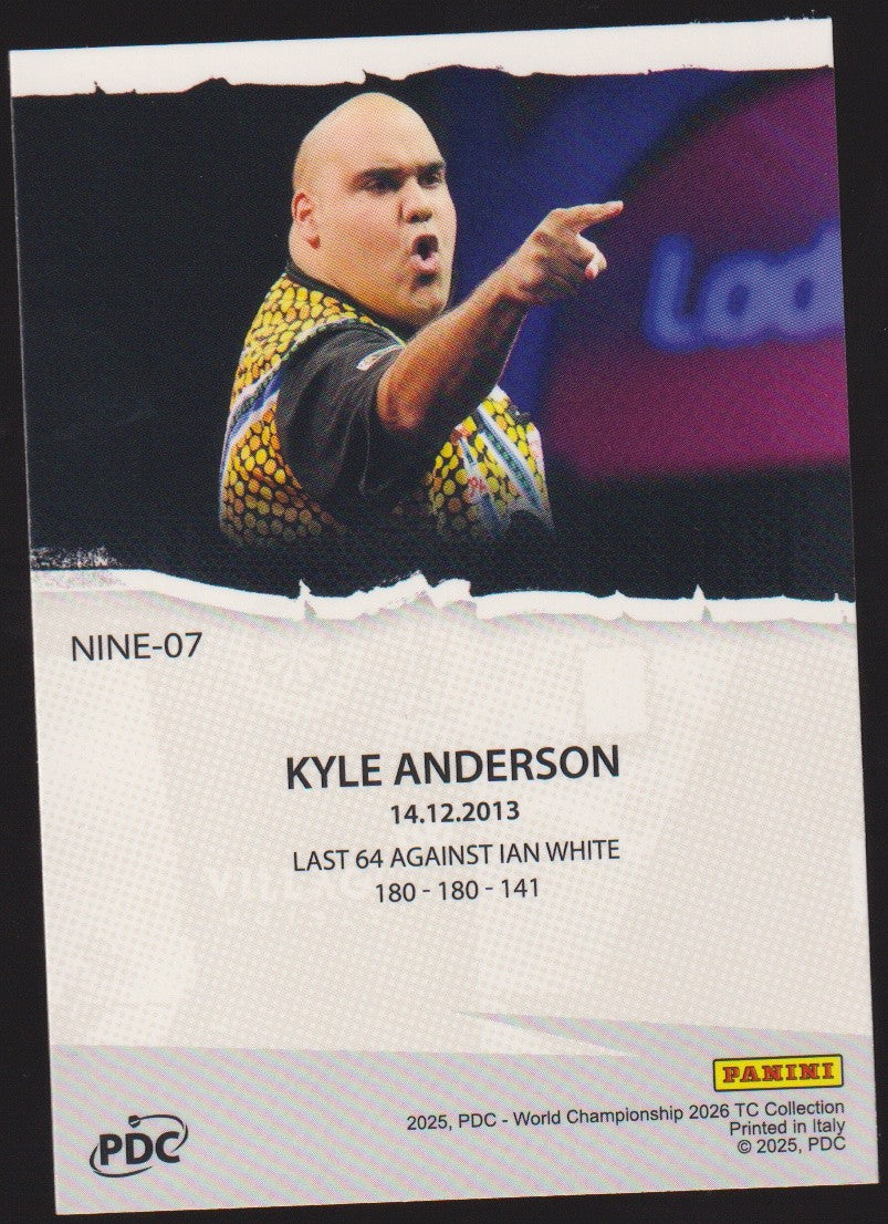 Panini PDC WC 2026 9 Dart Club Kyle Anderson Refractor Parallel – Bild 2