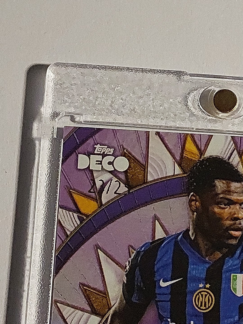Topps UCC Deco 2024-25 Denzel Dumfries Inter Mailand Parallel 23/25 Refractor – Bild 2