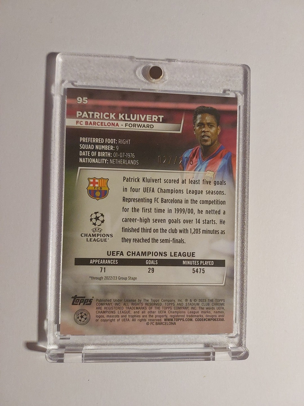 Topps Stadium Club Chrome 2022-23 Patrick Kluivert Barcelona Numbered 27/275 – Bild 2