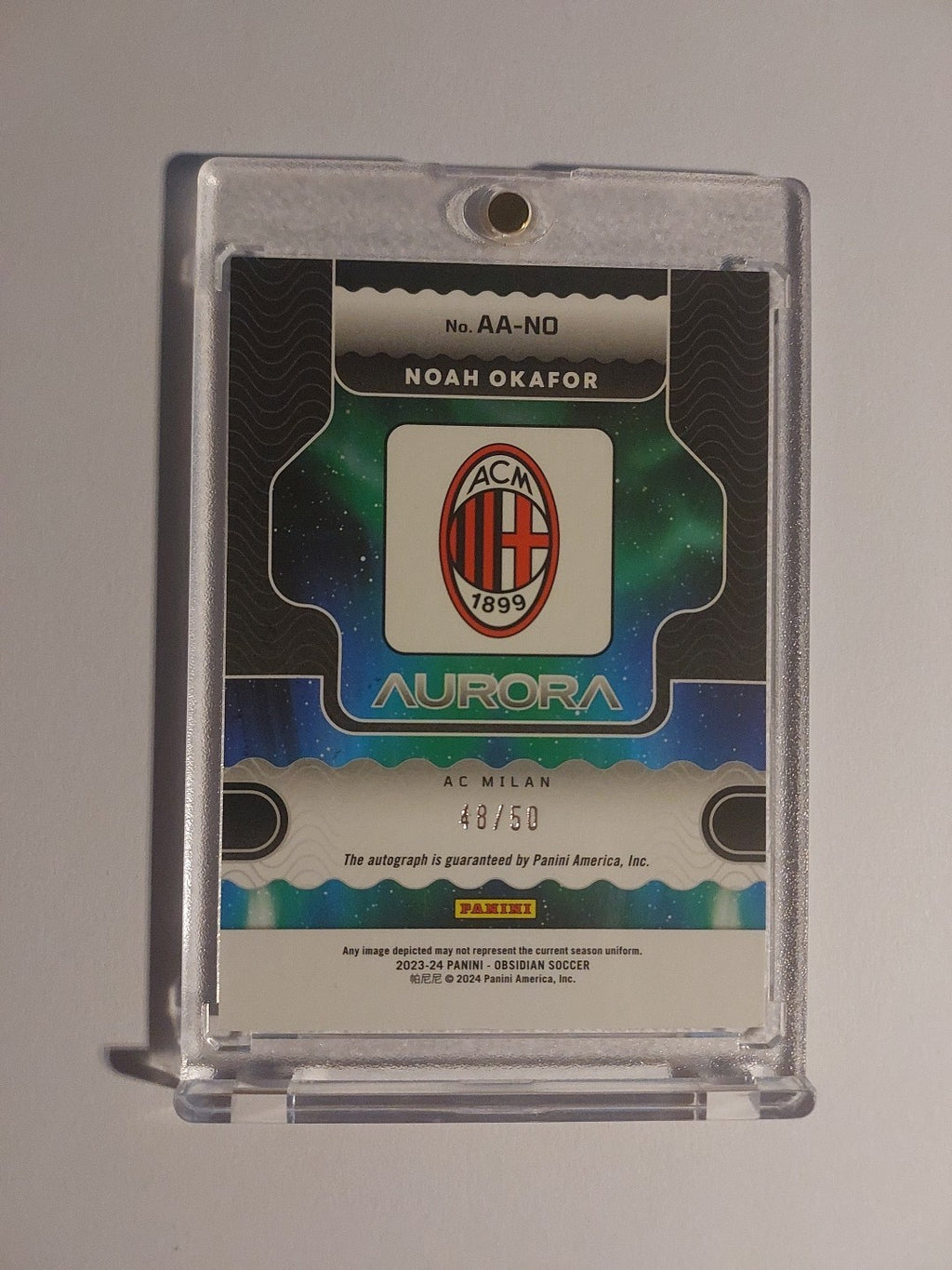 Panini Obsidian Soccer 2023-24 Noah Okafor Auto AC Mailand Parallel 48/50 Aurora – Bild 2