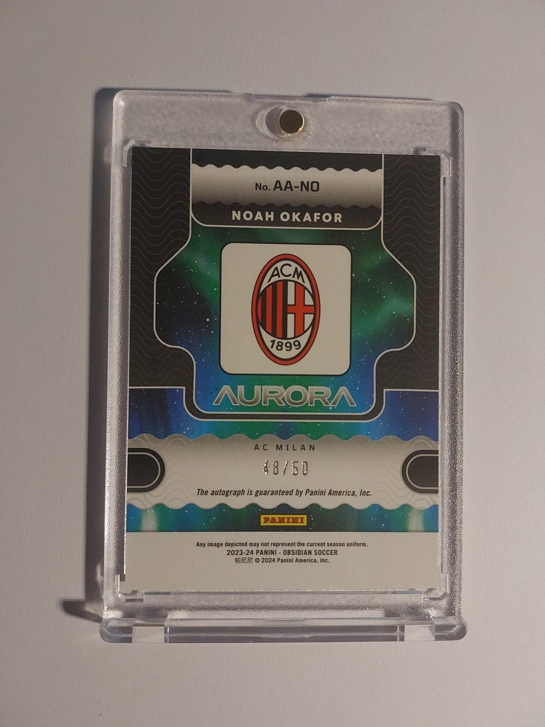 Panini Obsidian Soccer 2023-24 Noah Okafor Auto AC Mailand Parallel 48/50 Aurora – Bild 2