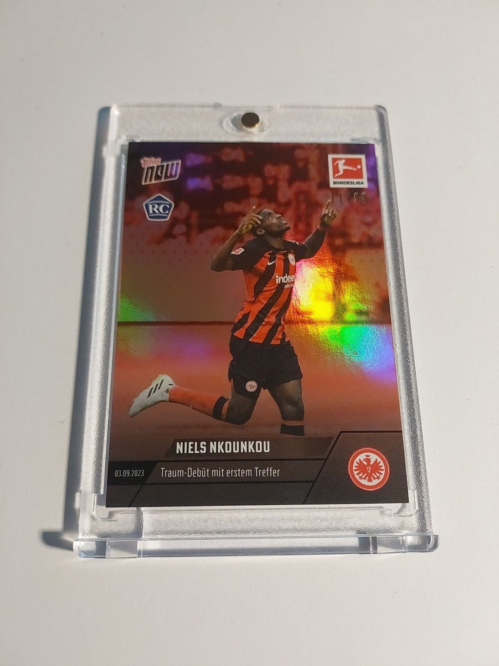 Topps Now 2022-23 Niels Nkounkou Eintracht Frankfurt Parallel 71/99 RC Refractor – Bild 2