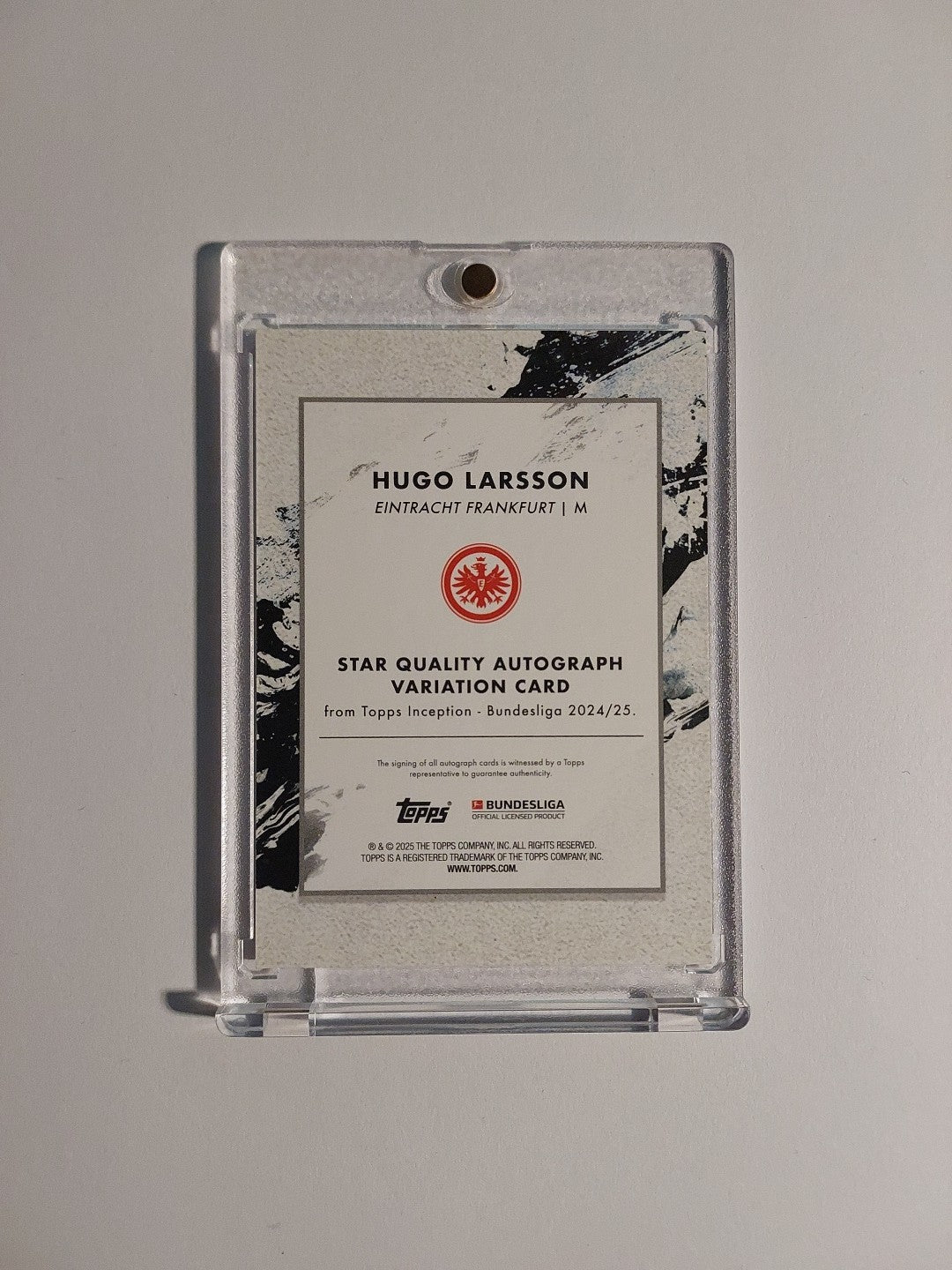 Topps Inception Bundesliga 2024-25 Hugo Larsson Auto Frankfurt Parallel 75/75 – Bild 3