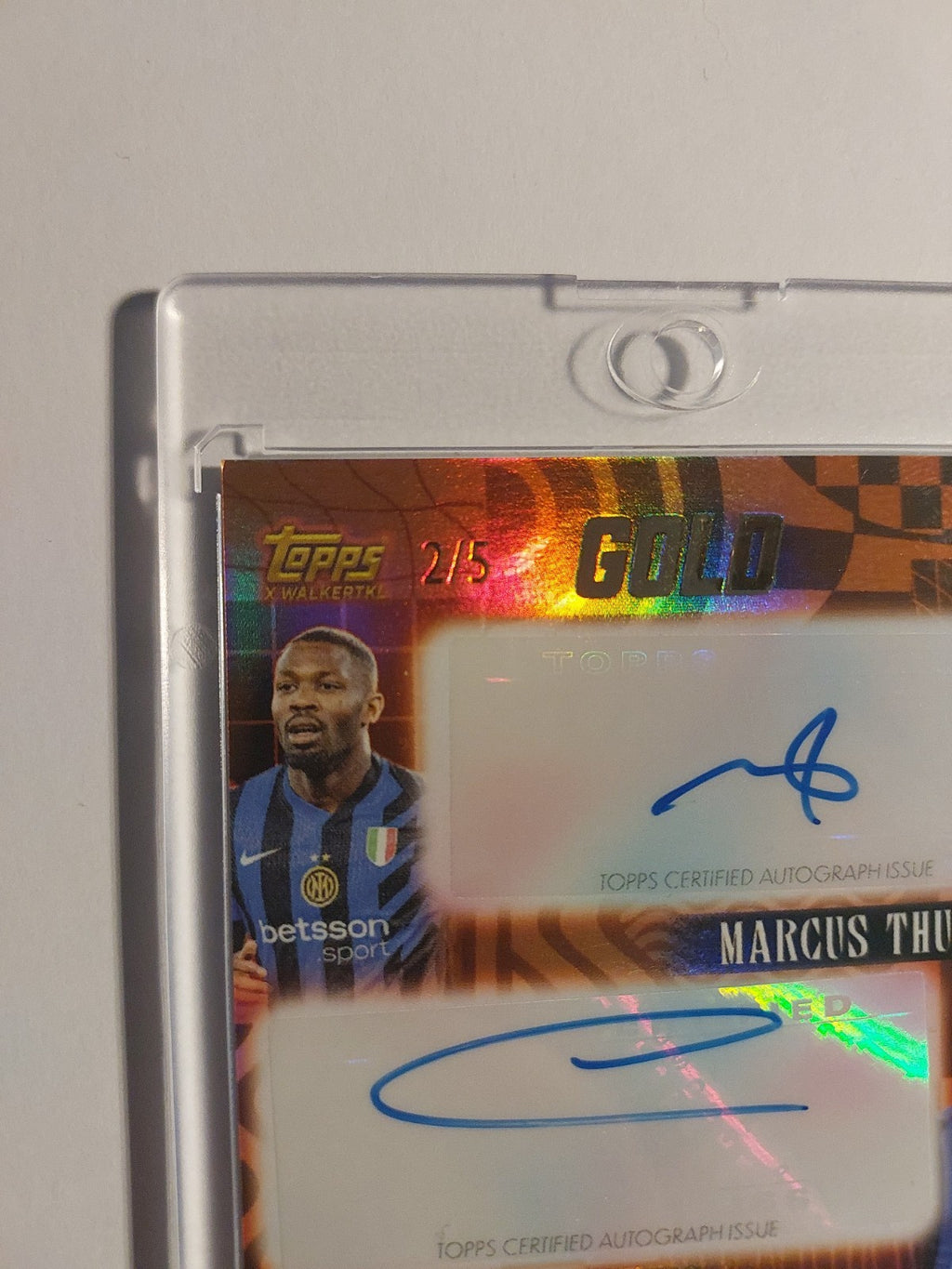 Topps Gold 2024-25 Thuram & Martinez & Frattesi Tripple Auto Inter Parallel 2/5 – Bild 3