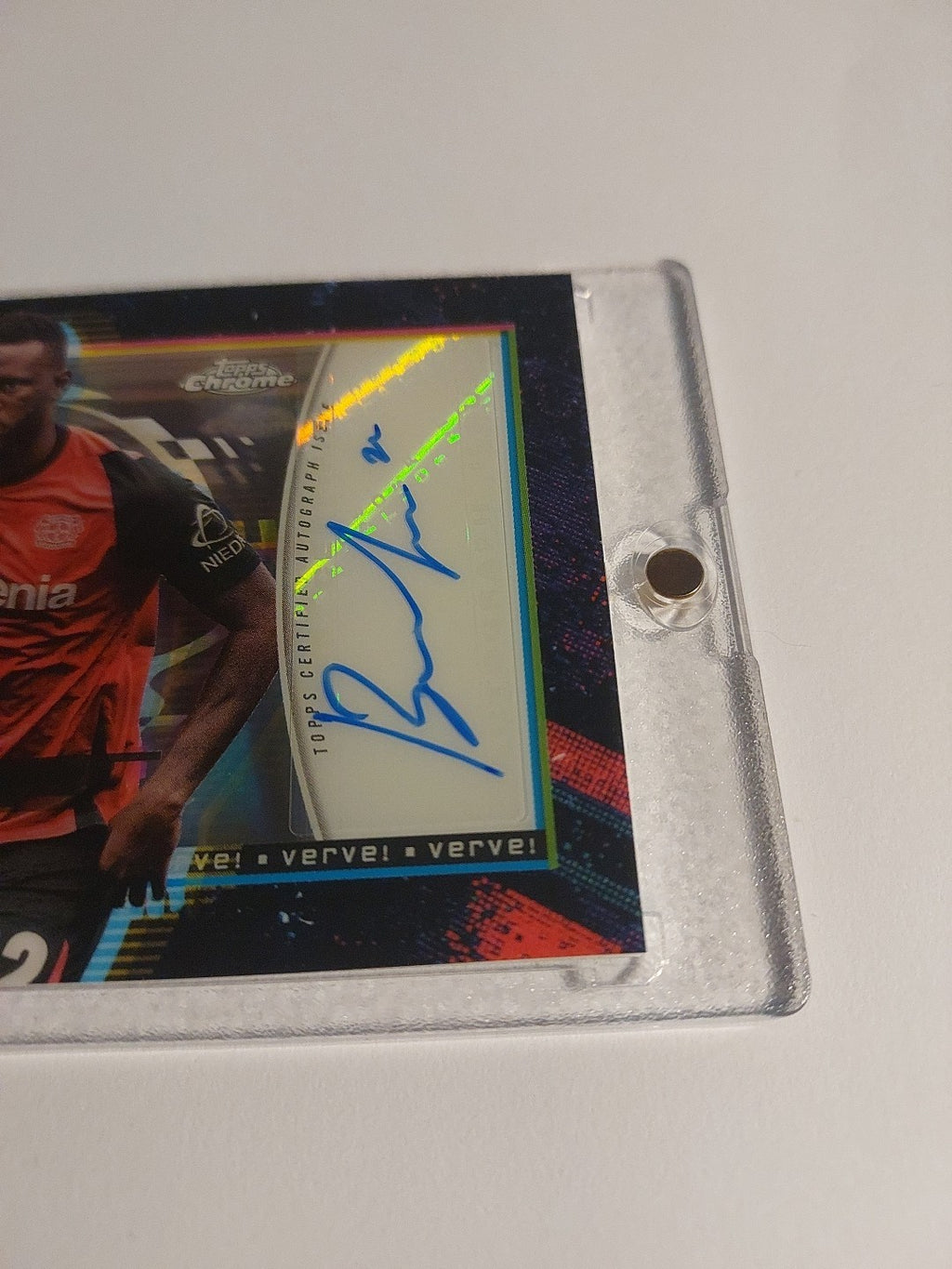 Topps Bundesliga 2024-25 Victor Boniface Auto Leverkusen Verve Parallel Case Hit – Bild 4