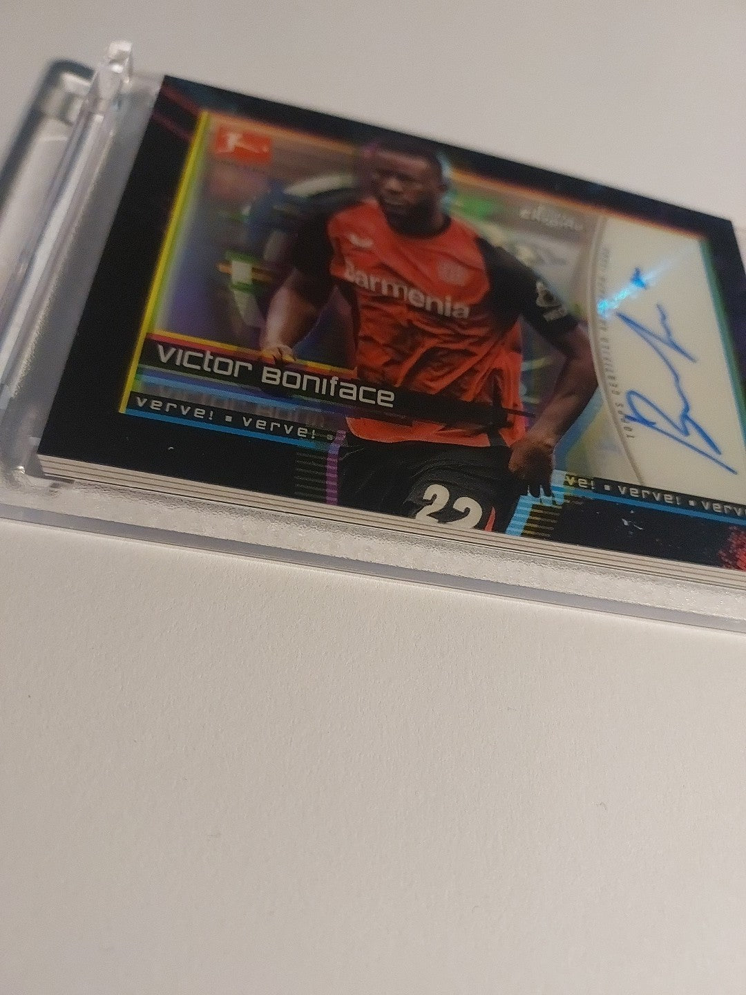 Topps Bundesliga 2024-25 Victor Boniface Auto Leverkusen Verve Parallel Case Hit – Bild 5